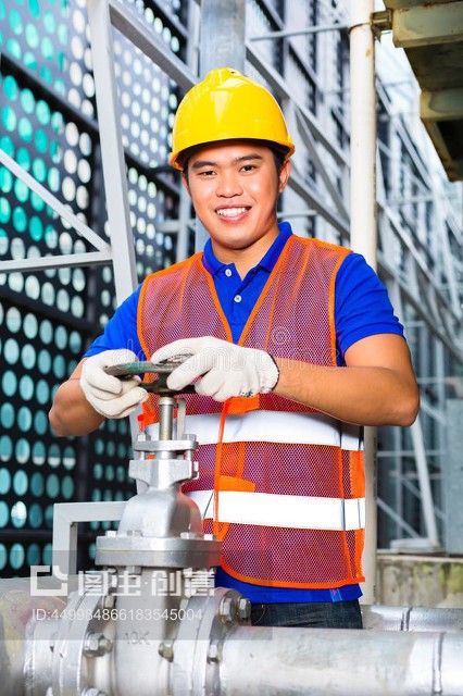 中國技術人員在閥門上工作Chinese Technician working on valve